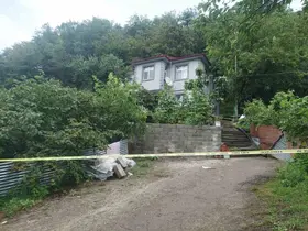 Kaya parçası evin duvarını yıkarak içeri girdi, odanın boş olması faciayı önledi
