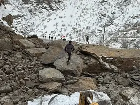 Kayaların düştüğü kara yolu yeniden ulaşıma açıldı
