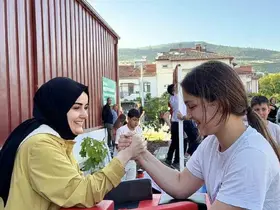 Kaymakam Kılıç çocuklarla bilek güreşi yaptı
