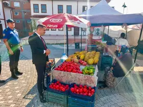 Kaymakam Titiz, meyve ve sebze tezgâhlarını inceledi
