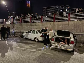 Kayseri’de 3 otomobilin karıştığı kazada 2 sürücü yaralandı
