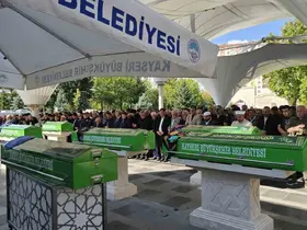 Kayseri’de kazada hayatını kaybeden 3 kişi son yolculuklarına uğurlandı
