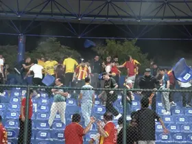 Kayserispor taraftarları tribün koltuklarını kırdı, stadyum zarar gördü

