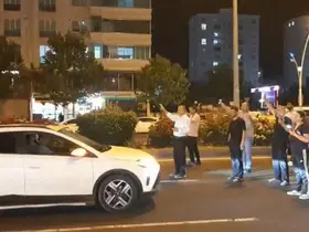 Kazada kaybettikleri yakınları için yolu kısa süreliğine ulaşıma kapattılar
