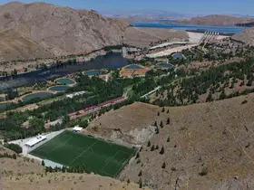 Keban Baraj Gölü manzaralı dağ dibindeki stat dronla görüntülendi
