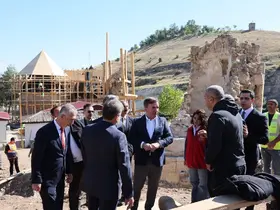 Kemah Sultan Melik Türbesi’ndeki restorasyon çalışmaları incelendi
