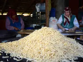 Kemah’ta kadınların imece usulü kış hazırlığı telaşı
