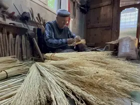 Kemal dede 60 yıldır geçimini ot süpürgeden sağlıyor
