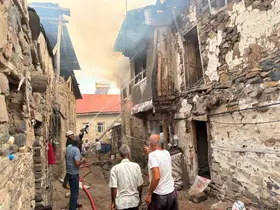 Kemaliye Kışlacık köyünde yangın: 8 ev zarar gördü
