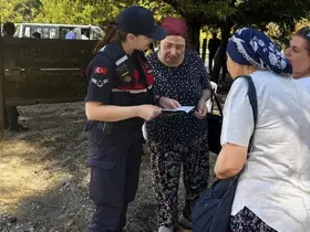 Kemalpaşa’da jandarmadan kadınlara ’KADES’ ve ’Kadına El Kalkamaz’ bilgilendirmesi
