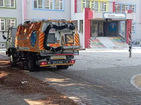 Kemer’de okul bahçelerinde yeni eğitim yılı öncesi temizlik çalışması
