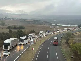 Kemikli rampalarındaki yol çalışması trafiği tek yönlü durma noktasına getirdi
