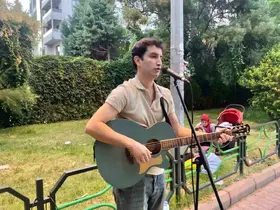 Kendi bestelerini duyurmak için sokağı sahneye dönüştürdü
