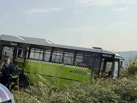 Kendi kullandığı otobüsün altında kaldı
