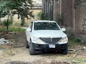 Kendini otomobile kilitleyen kadın ekiplere zor anlar yaşattı
