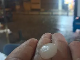 Kilis’te aniden bastıran dolu yolları beyaza bürüdü
