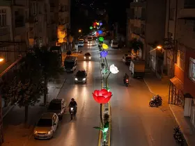 Kilis’te Dereboyu Caddesi yeni aydınlatmalarıyla ışıl ışıl oldu
