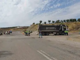 Kilis’te kamyon ile hafif ticari araç çarpıştı: 3 ağır yaralı
