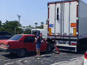Kırmızı ışıkta duran tıra arkadan çarpan Tofaş hurdaya döndü: 1 yaralı
