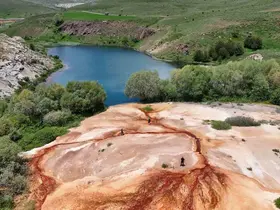 Kırmızı tonlarıyla kartpostallık manzara sunuyor
