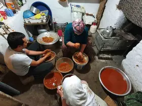 Kışlık lezzetler şimdiden hazır ediliyor
