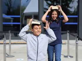 Kitap sevgisi bu kez denge oyununa dönüştü: En sevdiklerini başlarının üstünde taşıdılar
