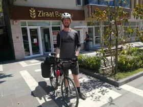 Kız arkadaşından ayrılınca dünya turuna çıkan genç gezgin bir yılda 8 bin kilometre pedal çevirdi
