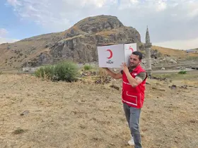 Kızılay gönüllüleri Ağrı’da köy ziyaretleriyle çocukları sevindirdi
