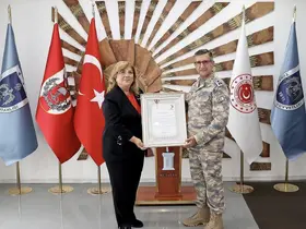 Kızılay’dan Tuğgeneral Mustafa Baş’a Kurumsal Gümüş Madalya
