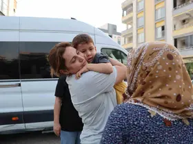 KKTC’deki feribot faciasından kurtulan Adanalı gençler ailelerine kavuştu
