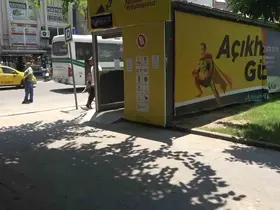 Klimalı duraklar devre dışı bırakıldı, vatandaş gölgeye sığındı
