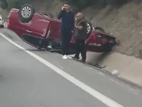 Kocaeli’de kontrolden çıkan otomobil takla attı
