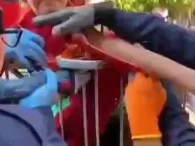 Koluna korkuluk demiri saplanan çocuk hastaneye kaldırıldı
