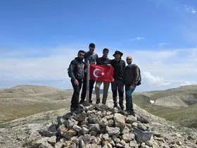 Komşu iki il zirvede birleşti, en yüksek yere Türk bayrağı dikti
