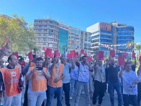 Konak Belediyesi işçilerinden ’kırmızı kart’lı eylem
