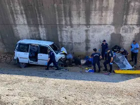 Kontrolden çıkan araç köprüden şarampole uçtu: 2 ölü
