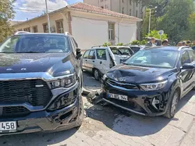 Kontrolden çıkan araç park halindeki 4 araca çarptı
