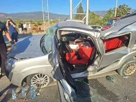 Kontrolden çıkan araç yönlendirme direklerine çarptı: 1 yaralı
