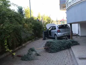 Kontrolden çıkan otomobil apartmanın bahçesine düştü: 1 yaralı
