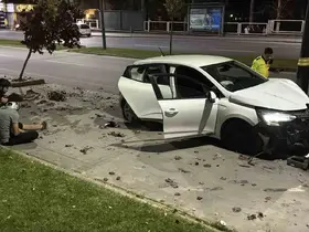 Kontrolden çıkan otomobil aydınlatma direğine saplandı: 4 yaralı
