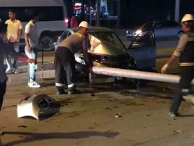Kontrolden çıkan otomobil aydınlatma direğini devirdi: 1 yaralı