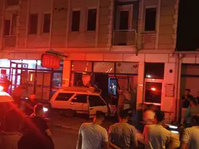 Kontrolden çıkan otomobil markete girdi
