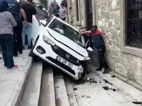Kontrolden çıkan otomobil, müzenin önündeki merdivenlerden aşağı düştü
