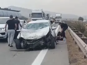 Kontrolden çıkan otomobil tıra ve bariyerlere çarptı: 3 yaralı
