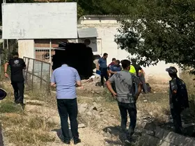 Kontrolden çıkan otomobil yol kenarında bulunan depoya girdi
