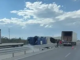 Kontrolden çıkan tır devrildi, yükü yola saçıldı
