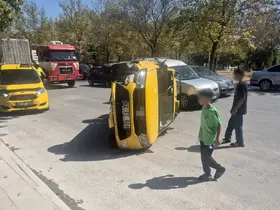 Konya'da iki araçlı kazada ticari taksi devrildi: 1 yaralı