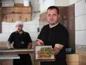 Konyalı ustalar, milli maç için Konya’ya gelen misafirleri etliekmek yemeğe davet etti
