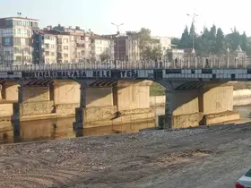 Köprüdeki dökülmüş yazı Mustafakemalpaşa’da bakımsızlığın sembolü oldu
