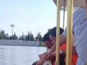 Köprüden nehre düşen adamı, gezi teknesindeki vatandaşlar kurtardı
